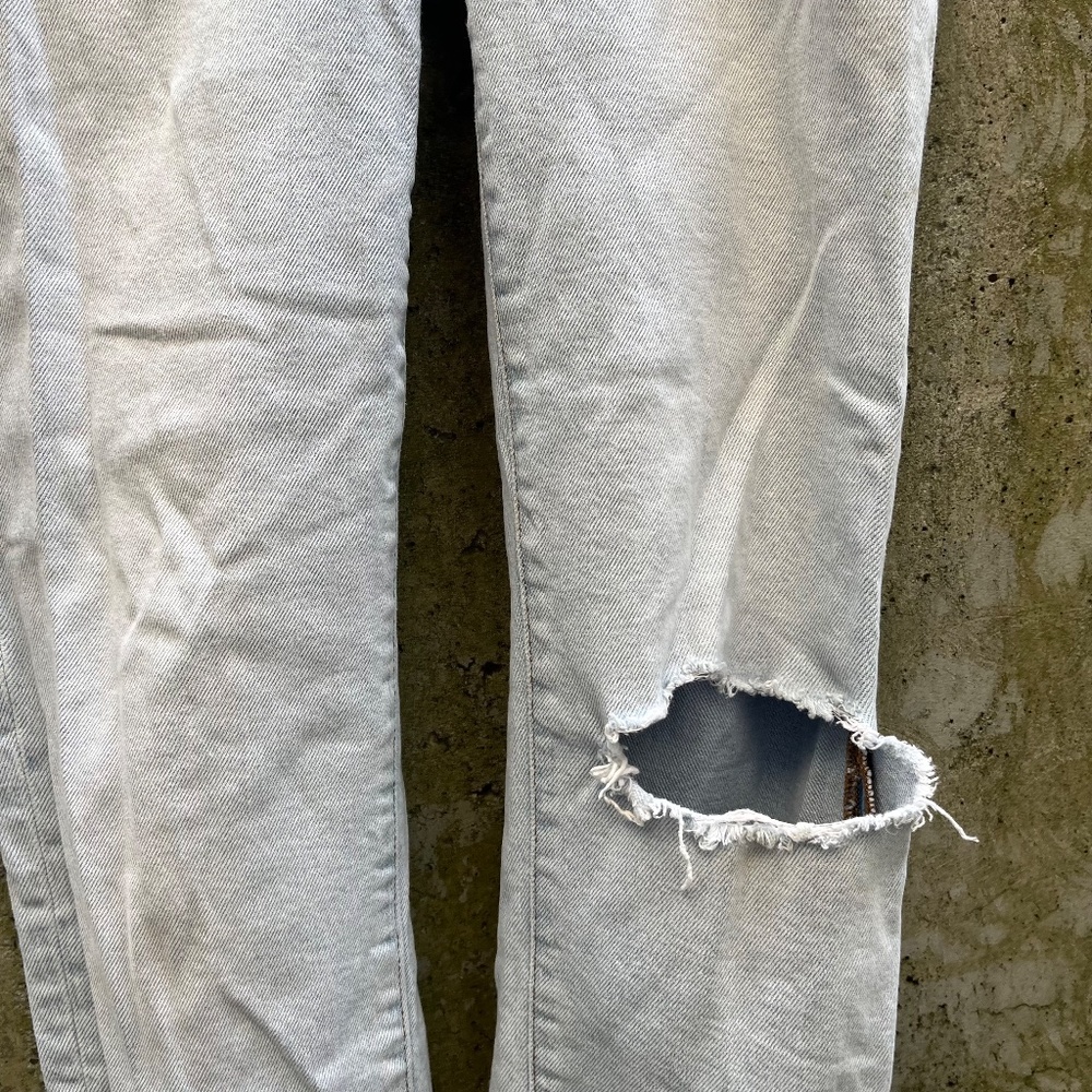 ✨3 for $50✨Madewell Mid-Rise Classic Straight Jeans, Knee-Rip, 25 - Picture 7 of 17